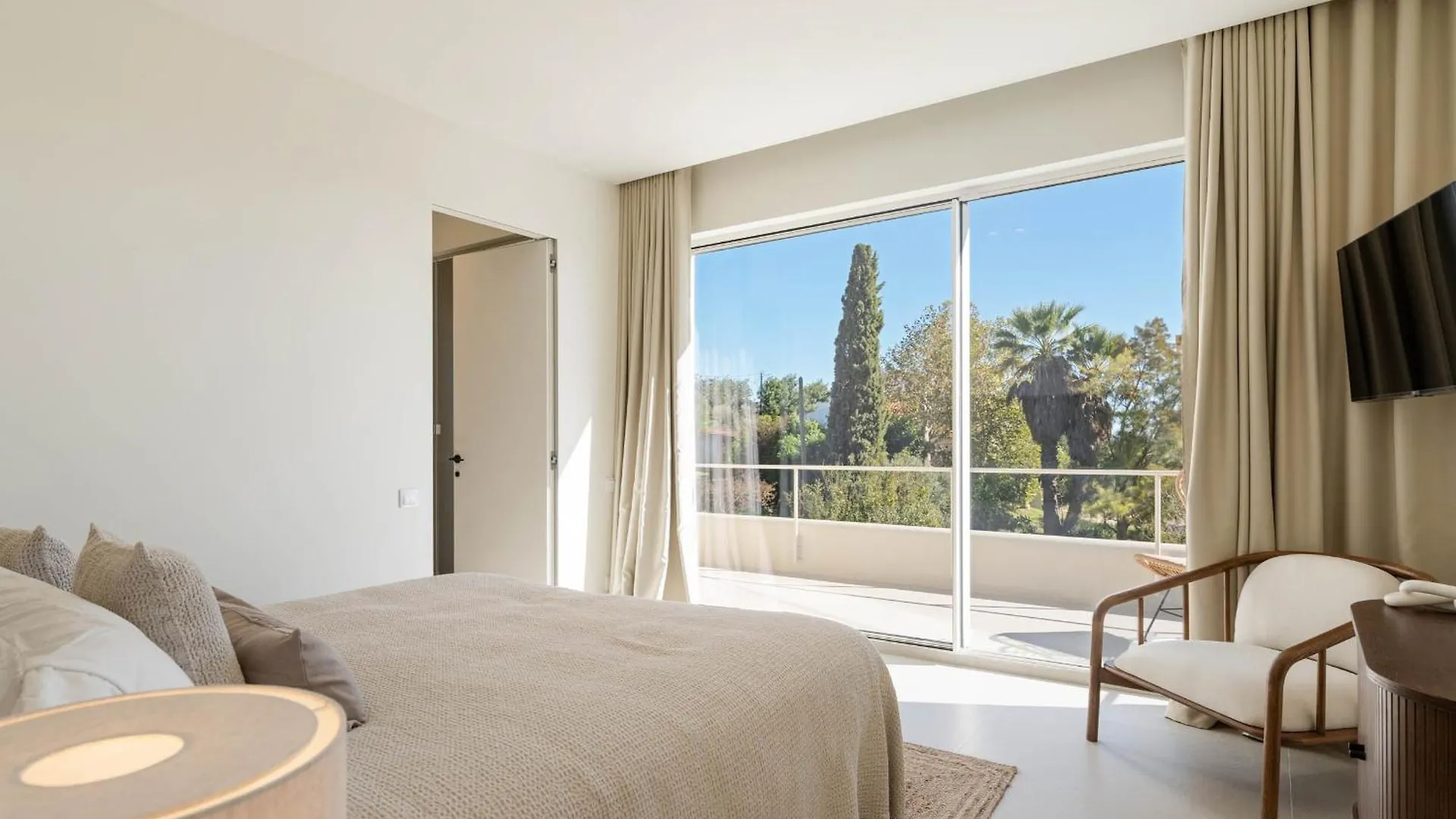 Holiday home Modern Sea View Villa, Heated Pool,Rooftop Jacuzzi Outdoor Kitchen 12Min Faro Airport Santa Barbara de Nexe Portugal