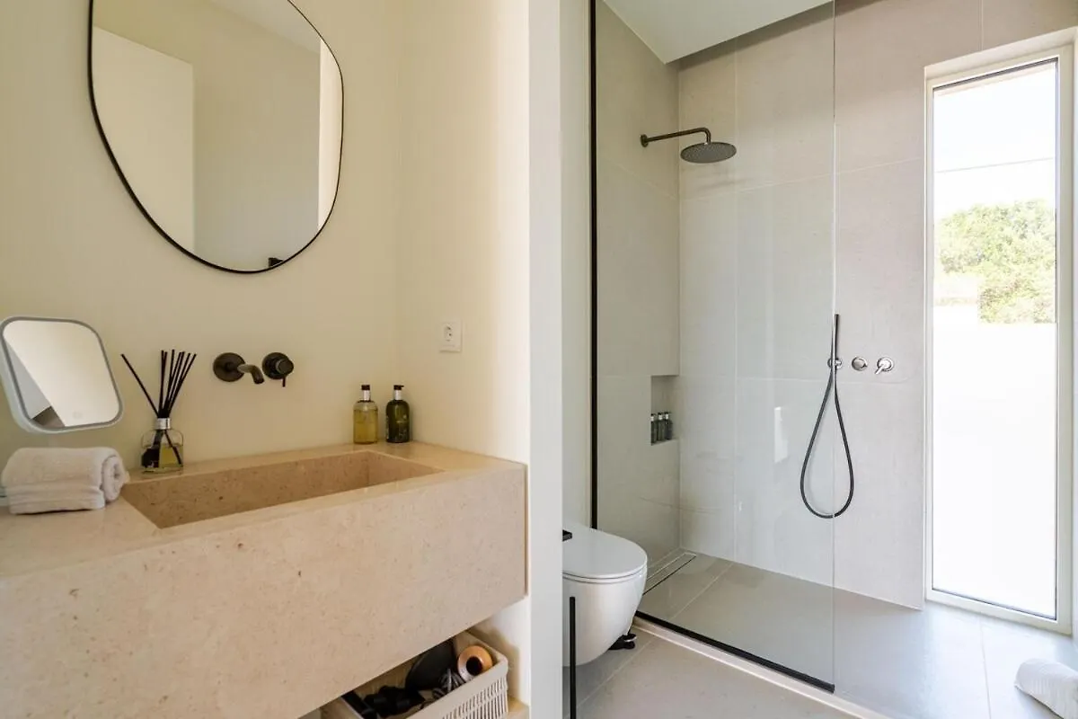 Modern Sea View Villa, Heated Pool,Rooftop Jacuzzi Outdoor Kitchen 12Min Faro Airport Santa Barbara de Nexe