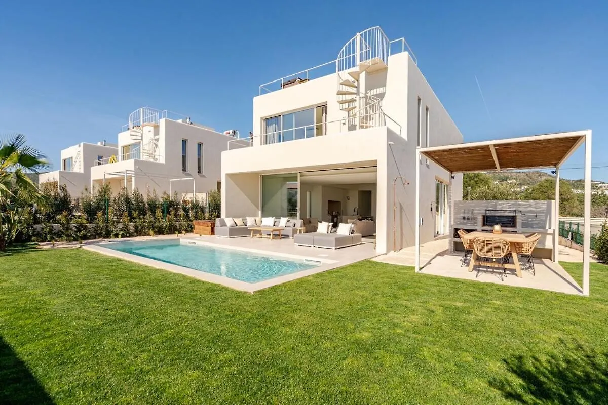 Modern Sea View Villa, Heated Pool,Rooftop Jacuzzi Outdoor Kitchen 12Min Faro Airport Santa Barbara de Nexe Portugal