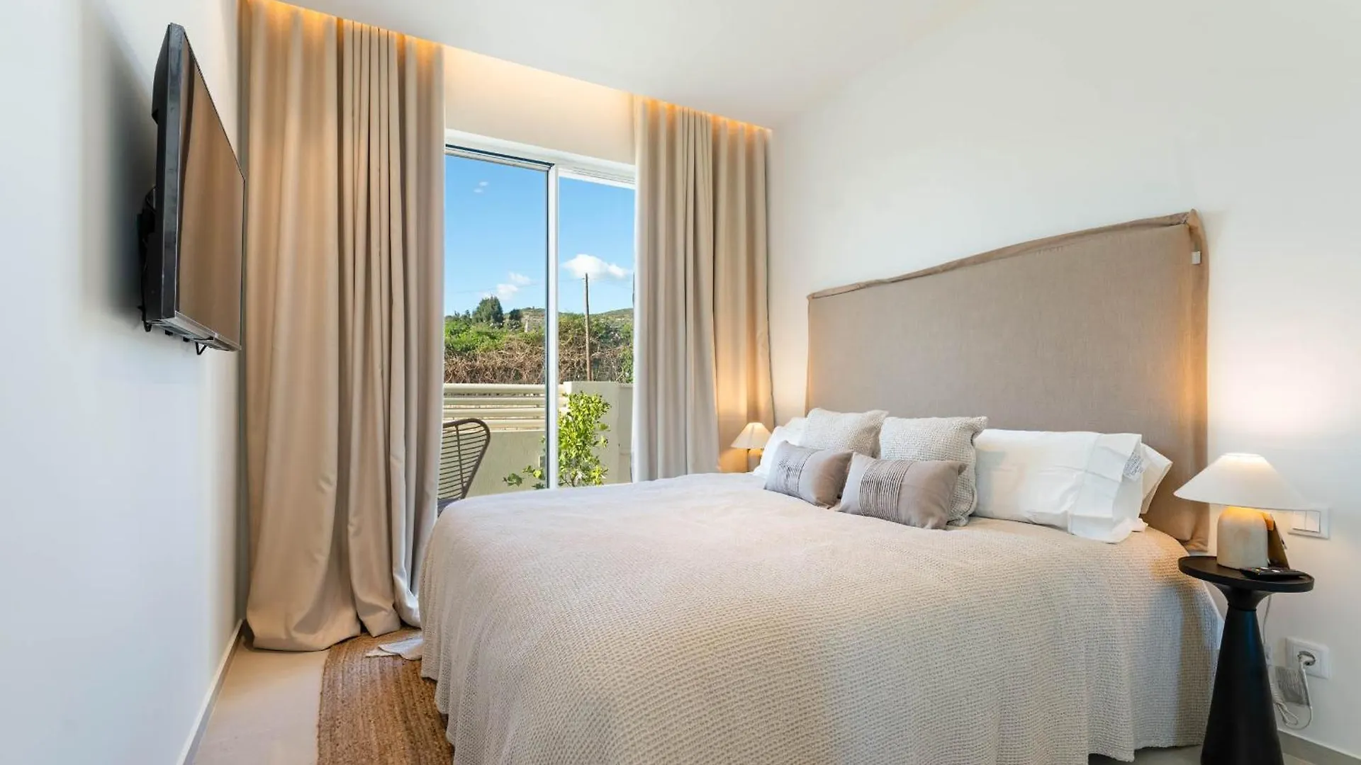 Modern Sea View Villa, Heated Pool,Rooftop Jacuzzi Outdoor Kitchen 12Min Faro Airport Santa Barbara de Nexe Holiday home